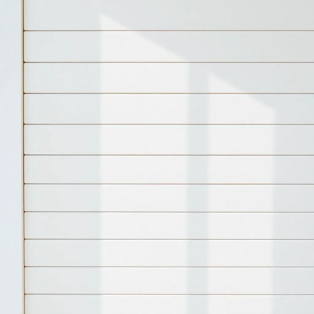 Białe deski na ścianę