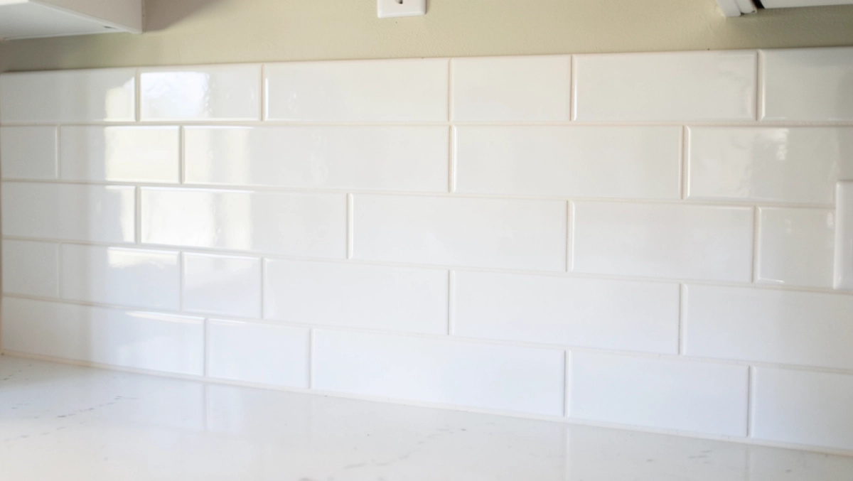 białe płytki kuchenne na ścianę