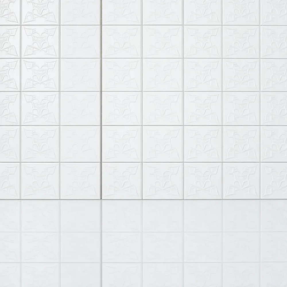 Białe płytki strukturalne z połyskiem