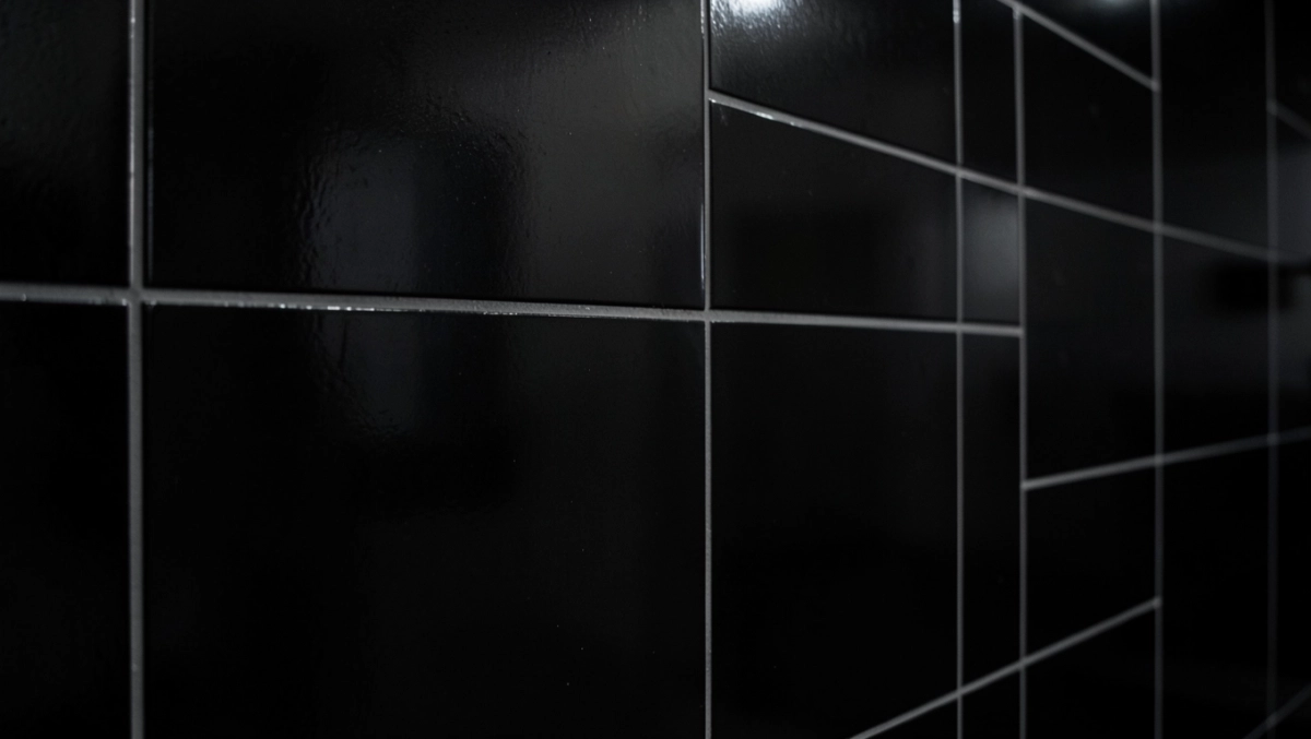 Czarne płytki na ścianę