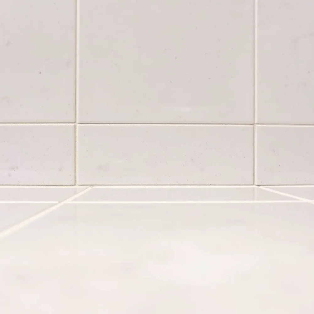 Czy fuga powinna być równo z płytkami