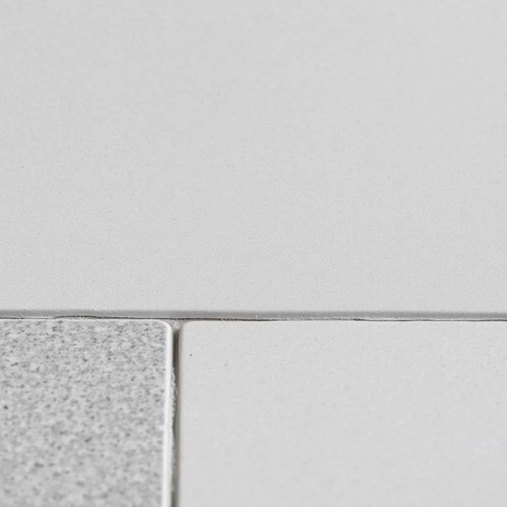 Czy mikrocement można położyć na płytki