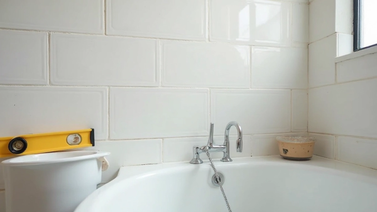 jak kłaść płytki w łazience