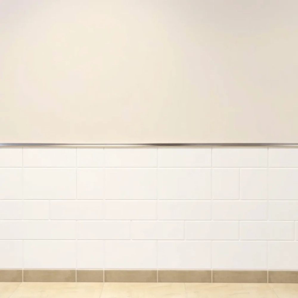 Jak wykończyć płytki w połowie ściany