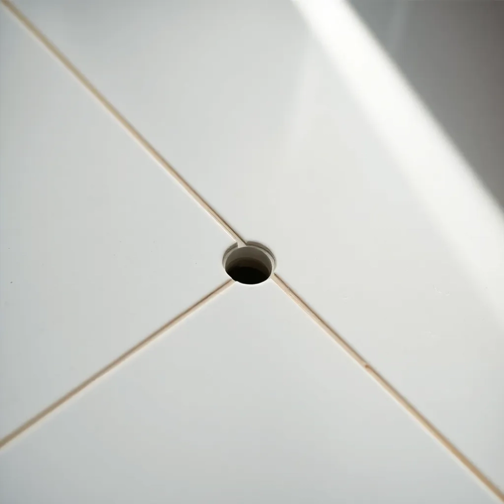 Jak zamaskować dziury po kołkach w płytkach