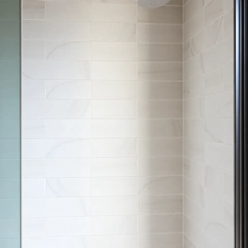 Jakie płytki na ścianę pod prysznic