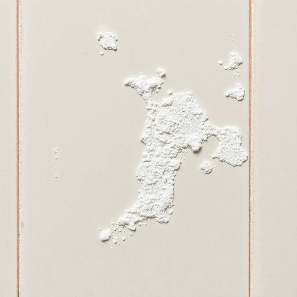 Kamień na płytkach w łazience