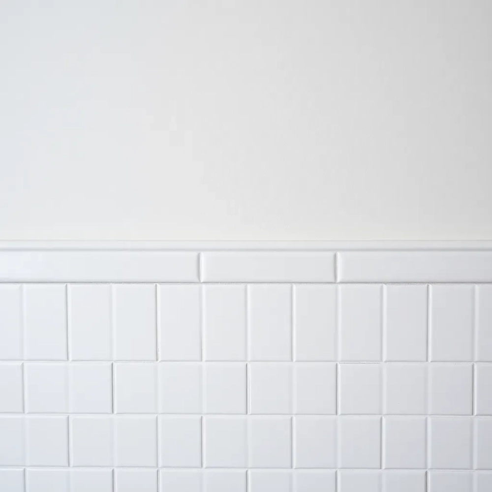 Płytki do połowy łazienki jak wykończyć