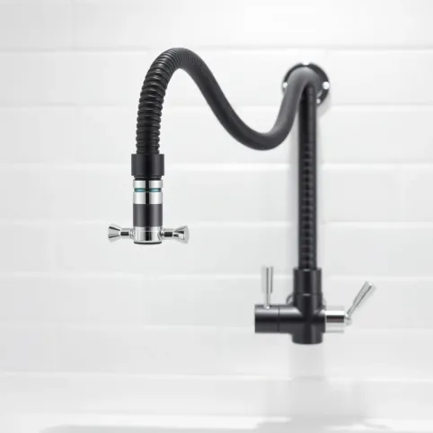 Bateria kuchenna ścienna z elastyczna wylewka