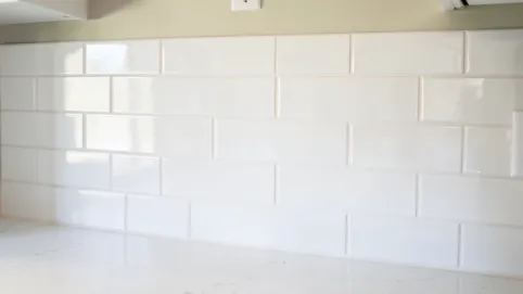 białe płytki kuchenne na ścianę