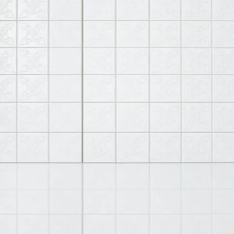 Białe płytki strukturalne z połyskiem