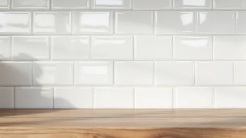 białe płytki w kuchni na ścianie