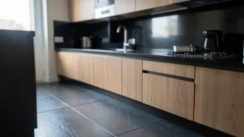 ciemne płytki w kuchni