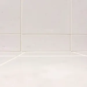 Czy fuga powinna być równo z płytkami