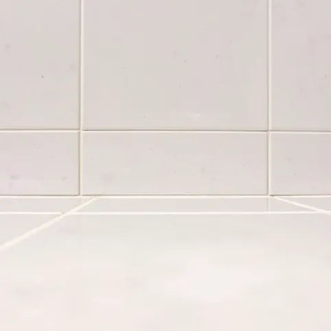 Czy fuga powinna być równo z płytkami