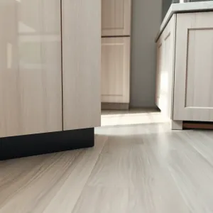 Czy meble kuchenne mogą stać na panelach winylowych