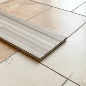 Czy panele winylowe samoprzylepne można kłaść na płytki