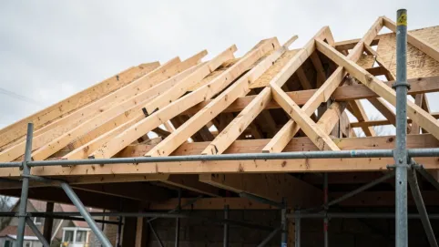 czy trzeba deskowac dach