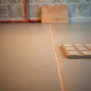 Czy trzeba wygrzewać podłogówkę przed płytkami