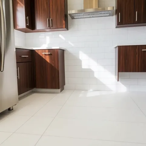 Czy układać płytki pod szafkami w kuchni