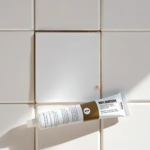 Czym przykleić odpadającą płytkę