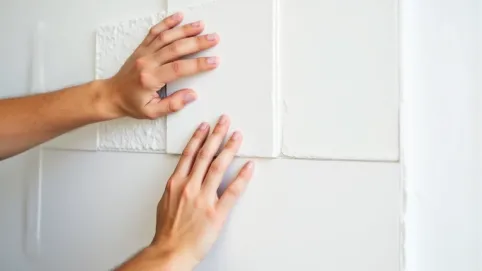 czym przykleić płytki gipsowe do ściany