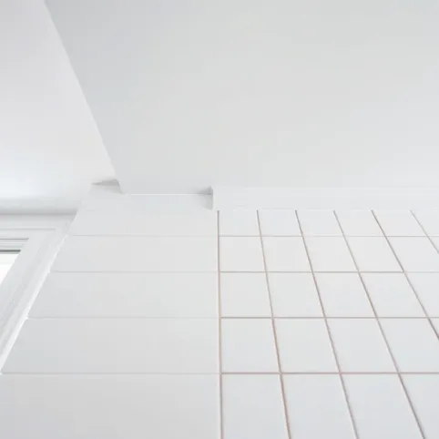 Czym wykończyć płytki przy suficie