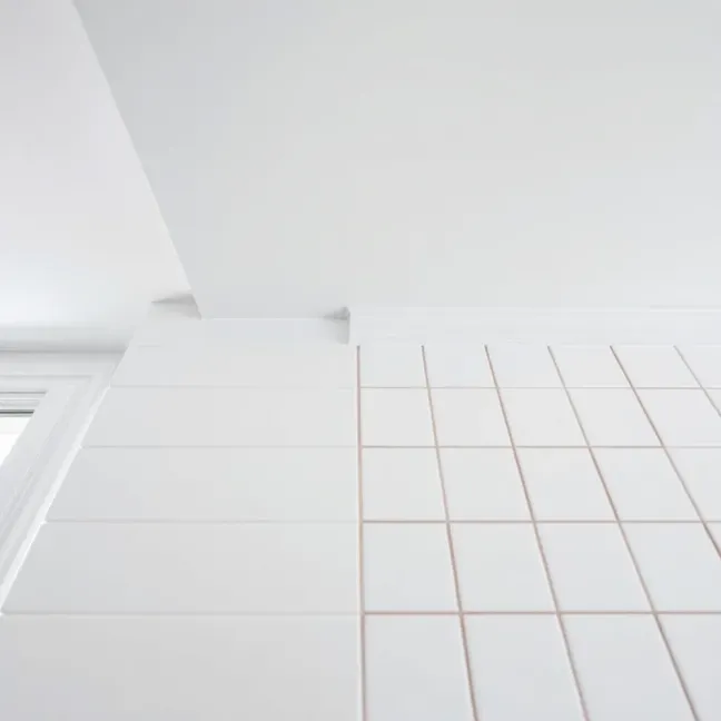 Czym wykończyć płytki przy suficie