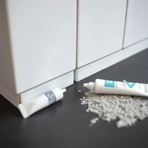 Czym wypełnić szczelinę między płytkami a ścianą