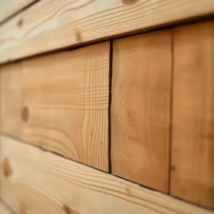 Czym wypełnić szpary między deskami na ścianie