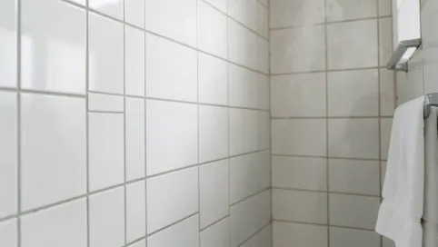 Czym zakryć stare płytki na ścianie w łazience