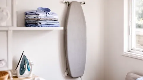 deska do prasowania zawieszana na ścianie