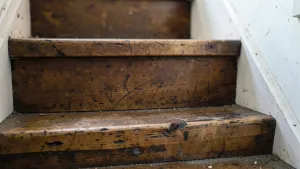 ile kosztuje cyklinowanie schodów drewnianych