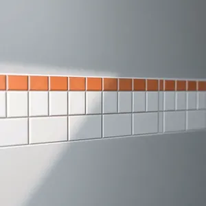 Jak kłaść płytki na ścianie od góry czy od dołu