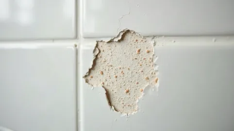 jak odkleić płytki od ściany