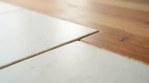 Jak połączyć płytki z panelami bez listwy