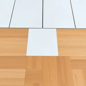 Jak połączyć płytki z parkietem