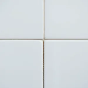 Jak połączyć płytki ze ścianą