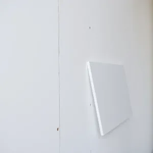 jak położyć płytki gipsowe na ścianę