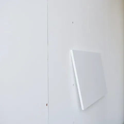 jak położyć płytki gipsowe na ścianę