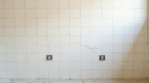 jak położyć płytki na krzywej ścianie