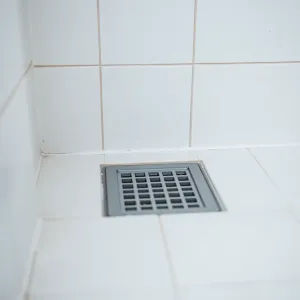 Jak położyć płytki pod prysznicem z odpływem liniowym