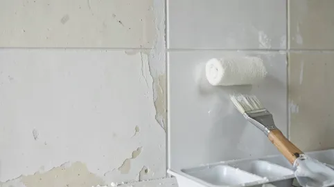 jak pomalować płytki gipsowe na ścianie