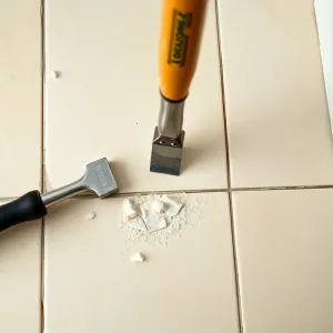 Jak skuć kafelki z podłogi