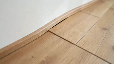 jak układać panele przy krzywych ścianach