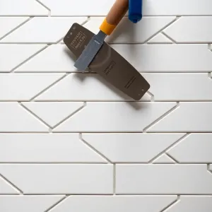 Jak ułożyć płytki w jodełkę na ścianie