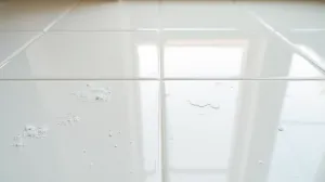 jak usunąć farbę z płytek gresowych