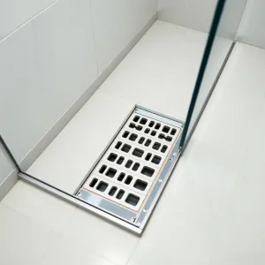 Jak wkleić płytkę w odpływ liniowy