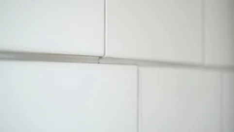 jak wykończyć płytki na ścianie