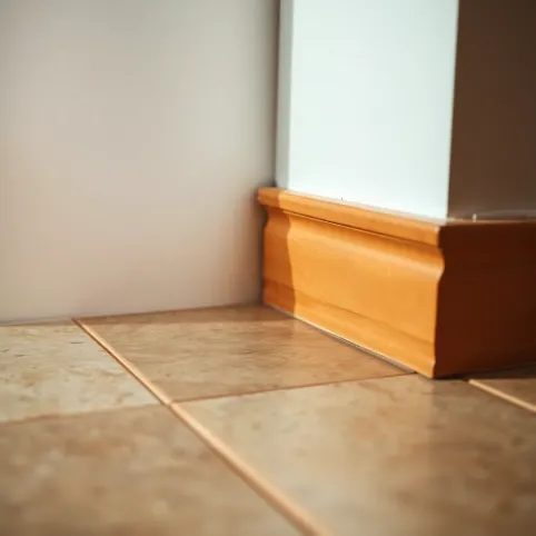 Jak wykończyć płytki podłogowe przy ścianie